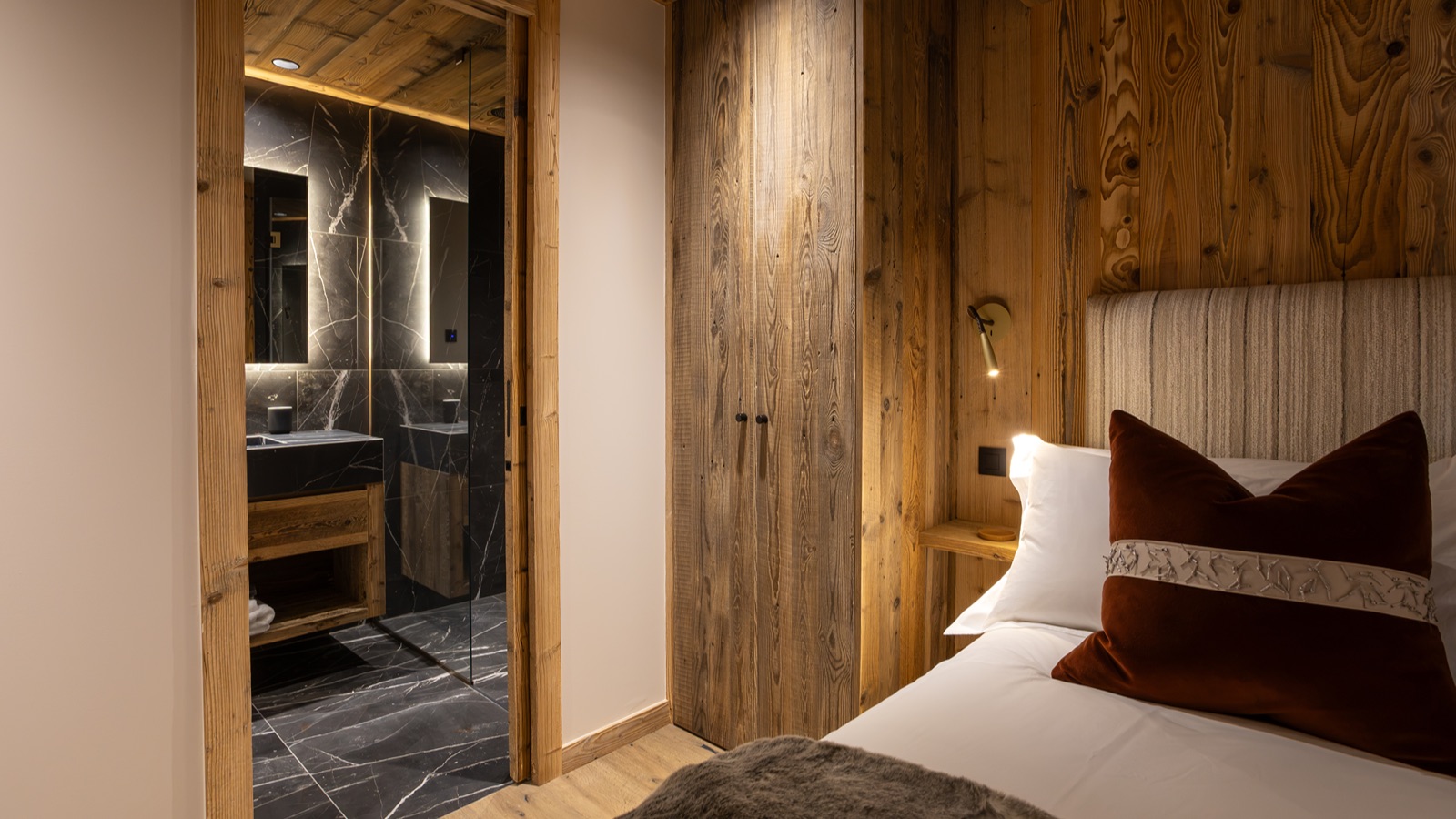 Luxury-Ski-Chalet-St-Martin-De-Belleville-Chalet-Ilex-Oxford-Ski-Bedroom26.jpg