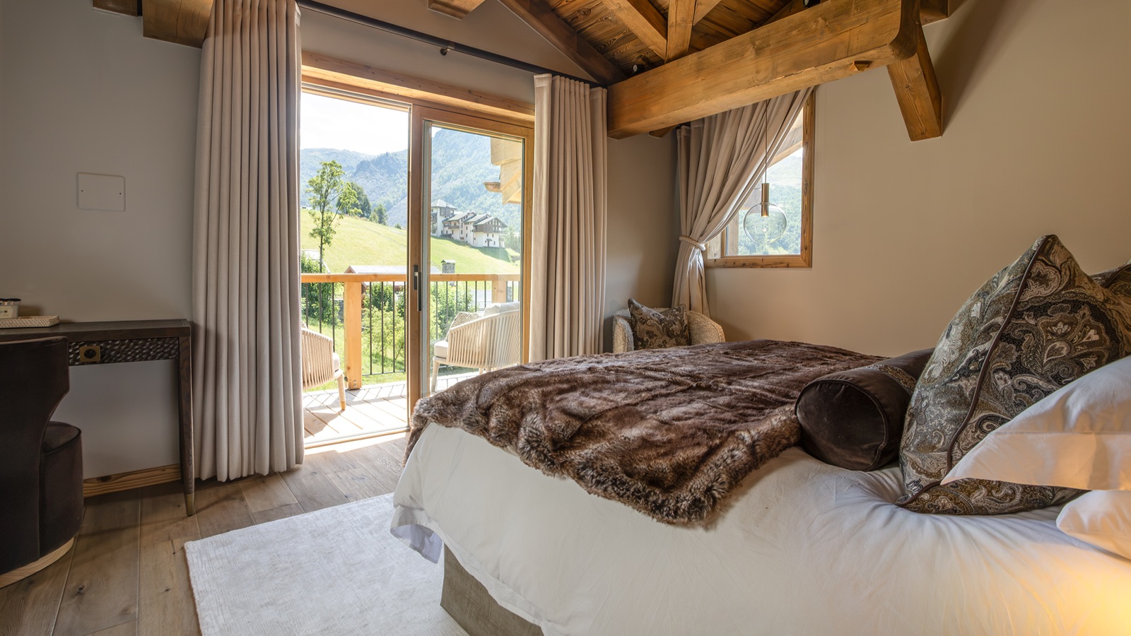 Luxury-Ski-Chalet-St-Martin-De-Belleville-Chalet-Ilex-Oxford-Ski-Bedroom30.jpg