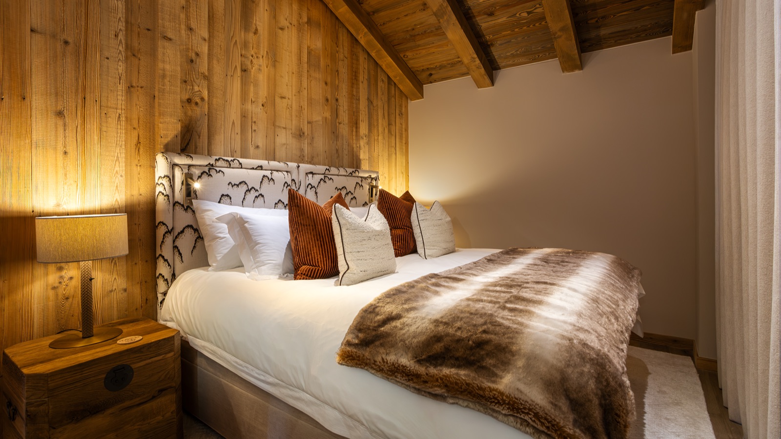 Luxury-Ski-Chalet-St-Martin-De-Belleville-Chalet-Ilex-Oxford-Ski-Bedroom34.jpg