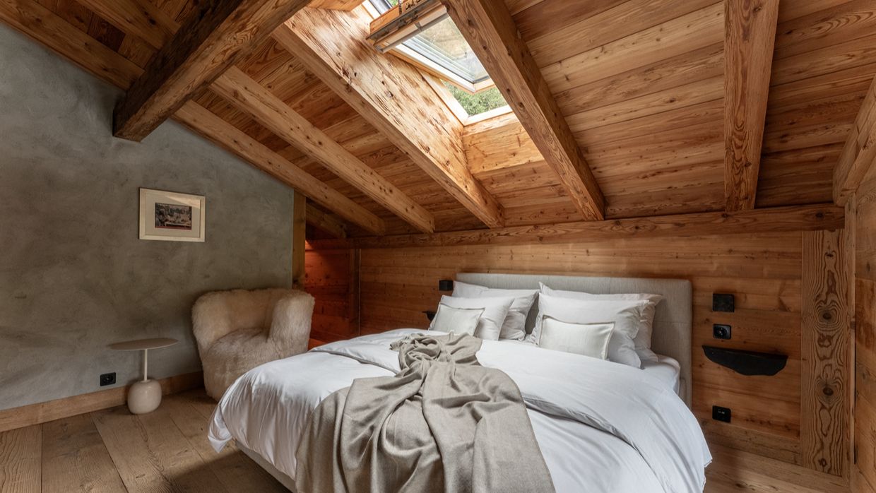 Luxury-Ski-Chalet-Gstaad-HausMannenberg-OSC-Bedroom (17).jpg