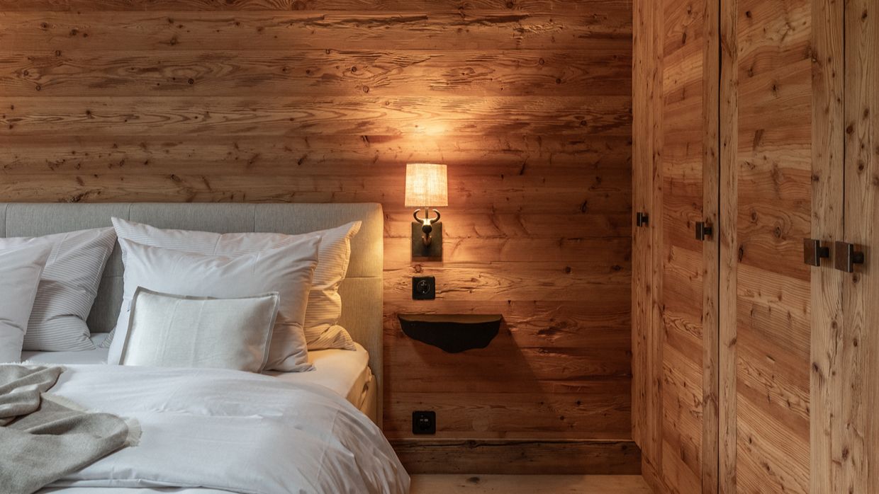 Luxury-Ski-Chalet-Gstaad-HausMannenberg-OSC-Bedroom (23).jpg