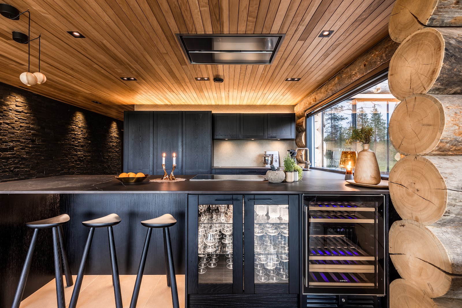 Luxury-Ski-Chalet-Lapland-VillaV-OSC-Kitchen (2).jpg