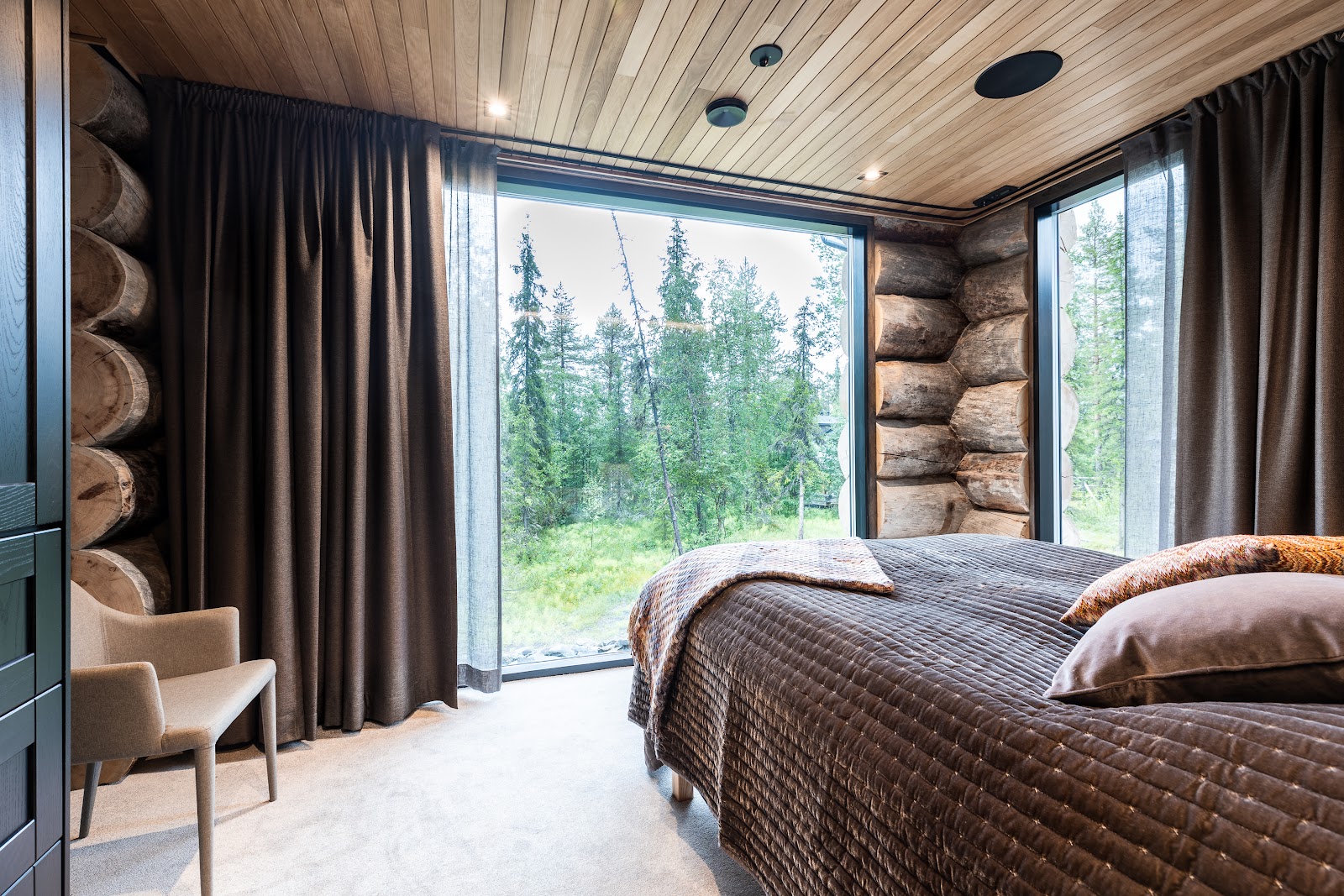 Luxury-Ski-Chalet-Lapland-VillaV-OSC-Bedroom (2).jpg