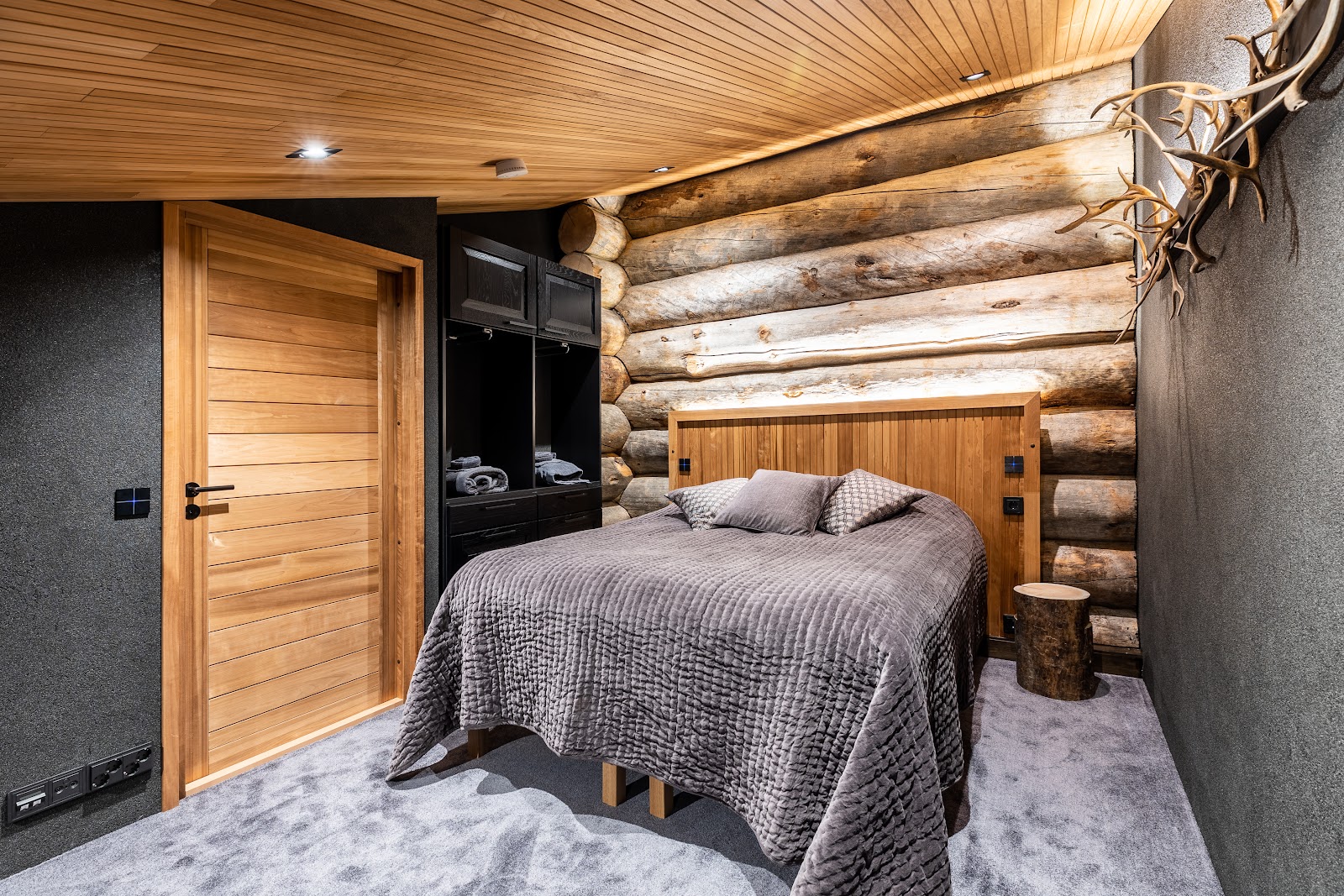 Luxury-Ski-Chalet-Lapland-VillaV-OSC-Bedroom.jpg