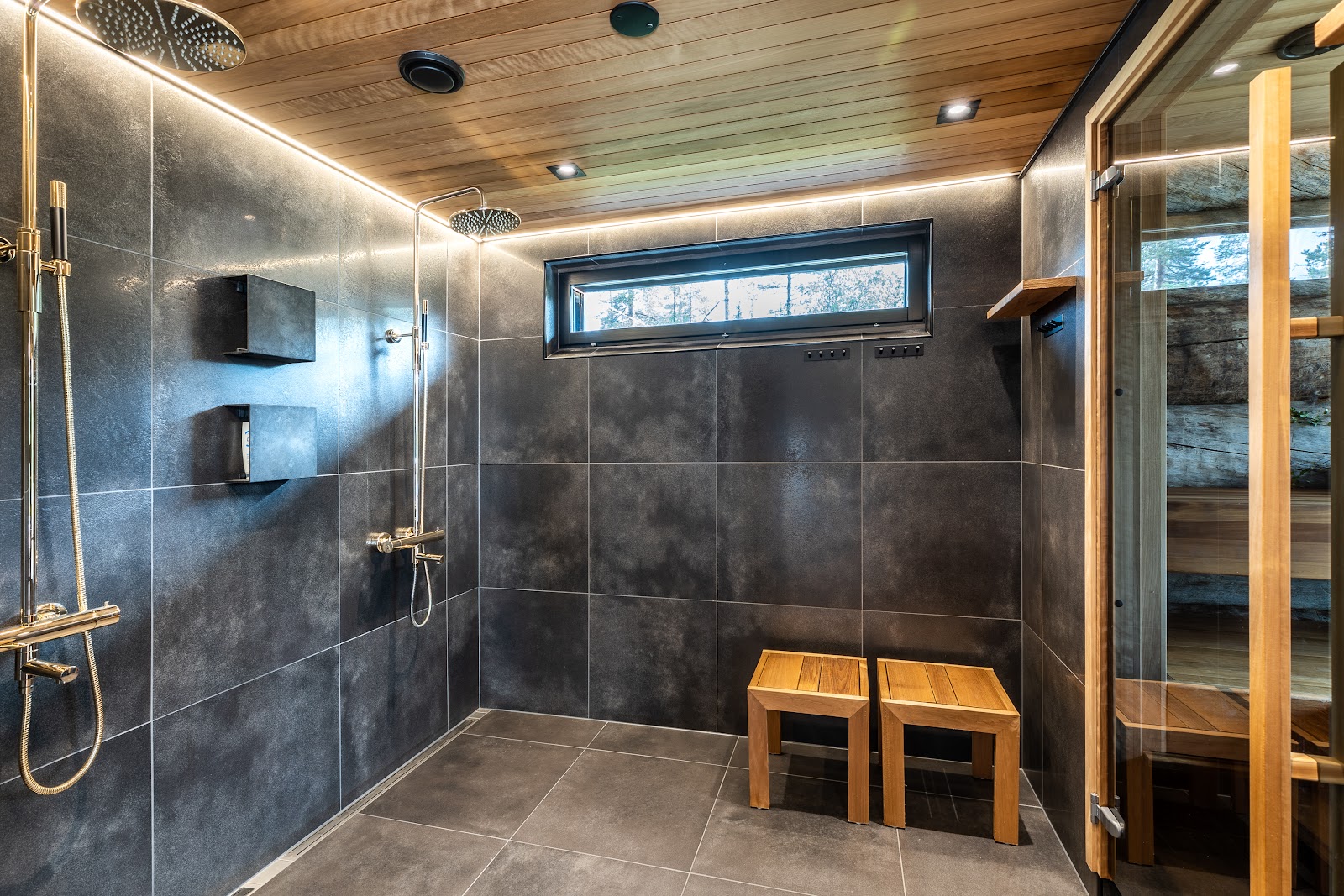 Luxury-Ski-Chalet-Lapland-VillaV-OSC-Shower.jpg