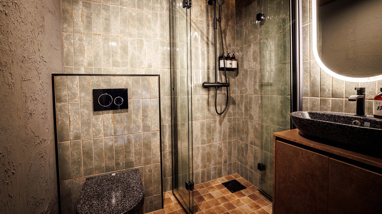 Luxury-Ski-Chalet-Levi-Villa-Elvin-Oxford-Ski-Bathroom.jpg