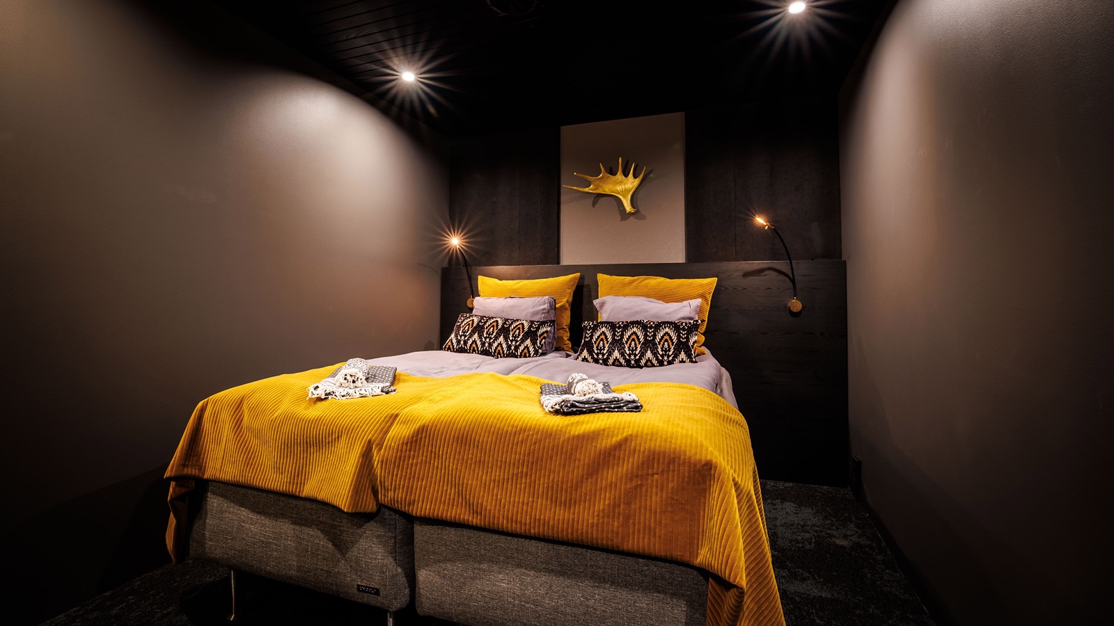 Luxury-Ski-Chalet-Levi-Villa-Elvin-Oxford-Ski-Bedroom17.jpg