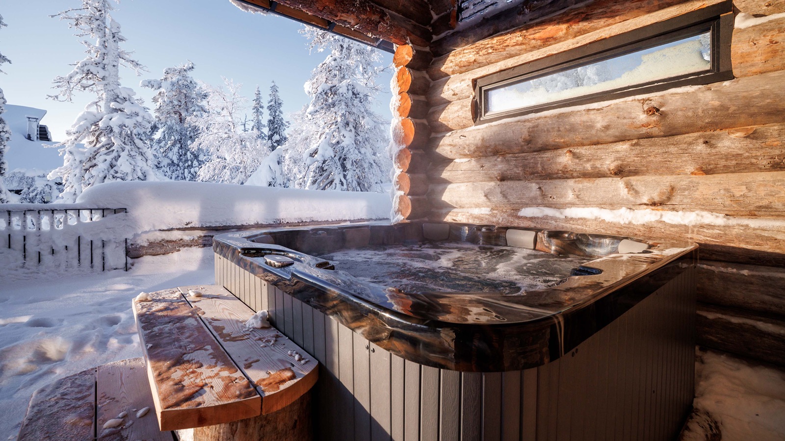 Luxury-Ski-Chalet-Levi-Villa-Elvin-Oxford-Ski-Hot-Tub.jpg