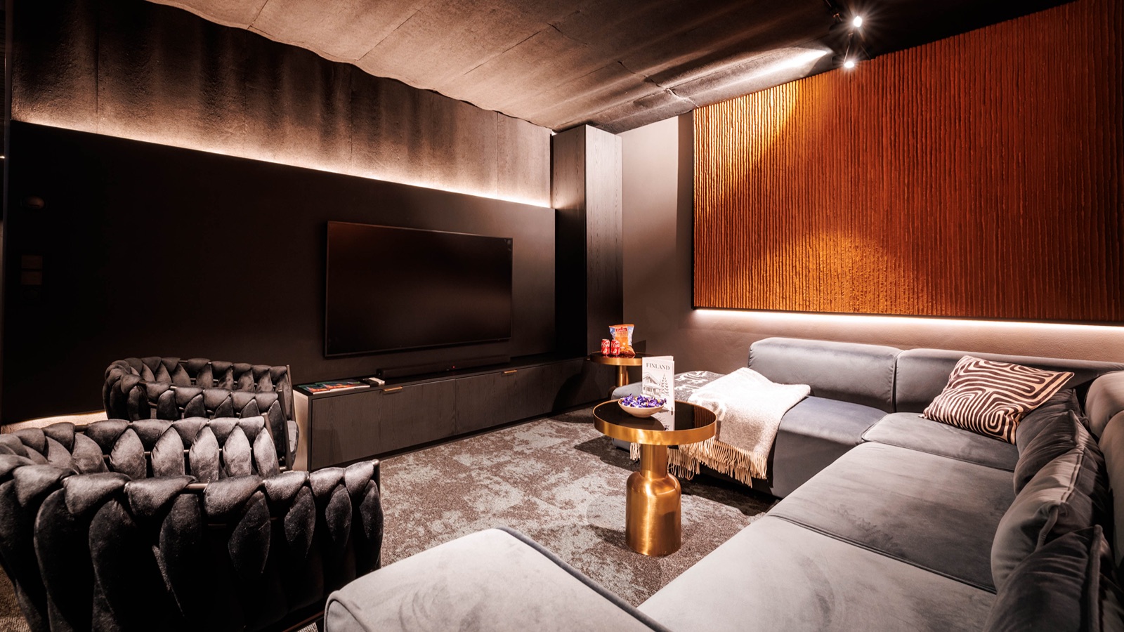 Luxury-Ski-Chalet-Levi-Villa-Elvin-Oxford-Ski-Movie-room4.jpg