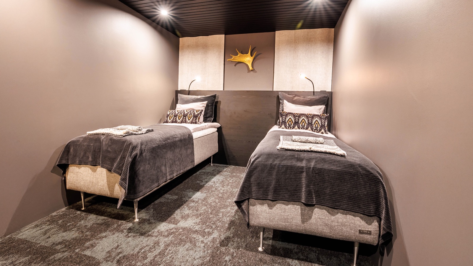 Luxury-Ski-Chalet-Levi-Villa-Elvin-Oxford-Ski-Twin-Bedroom2.jpg