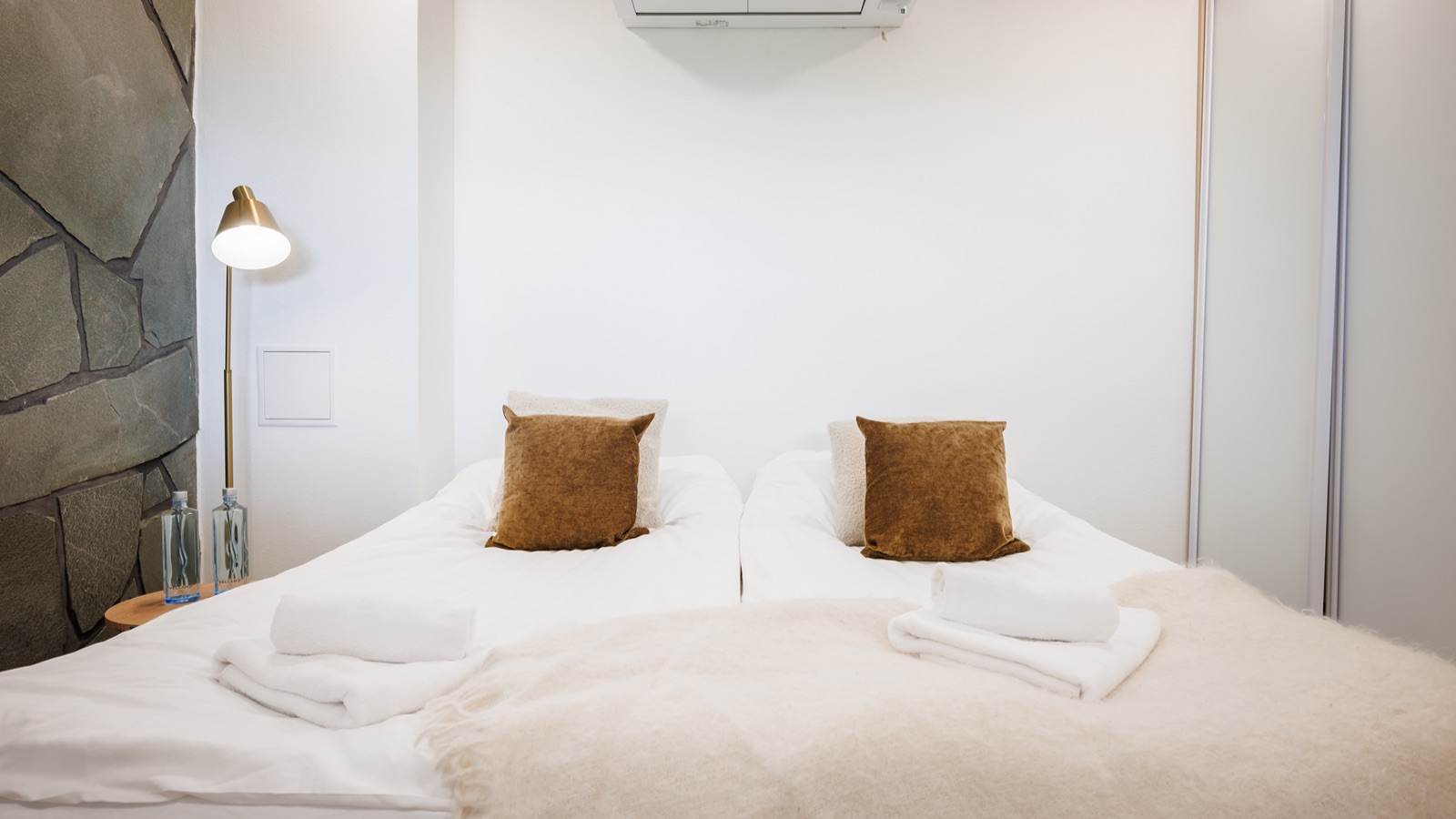 Luxury-Ski-Chalet-Levi-Villa-Panorama-Oxford-Ski-Bedroom7.jpg