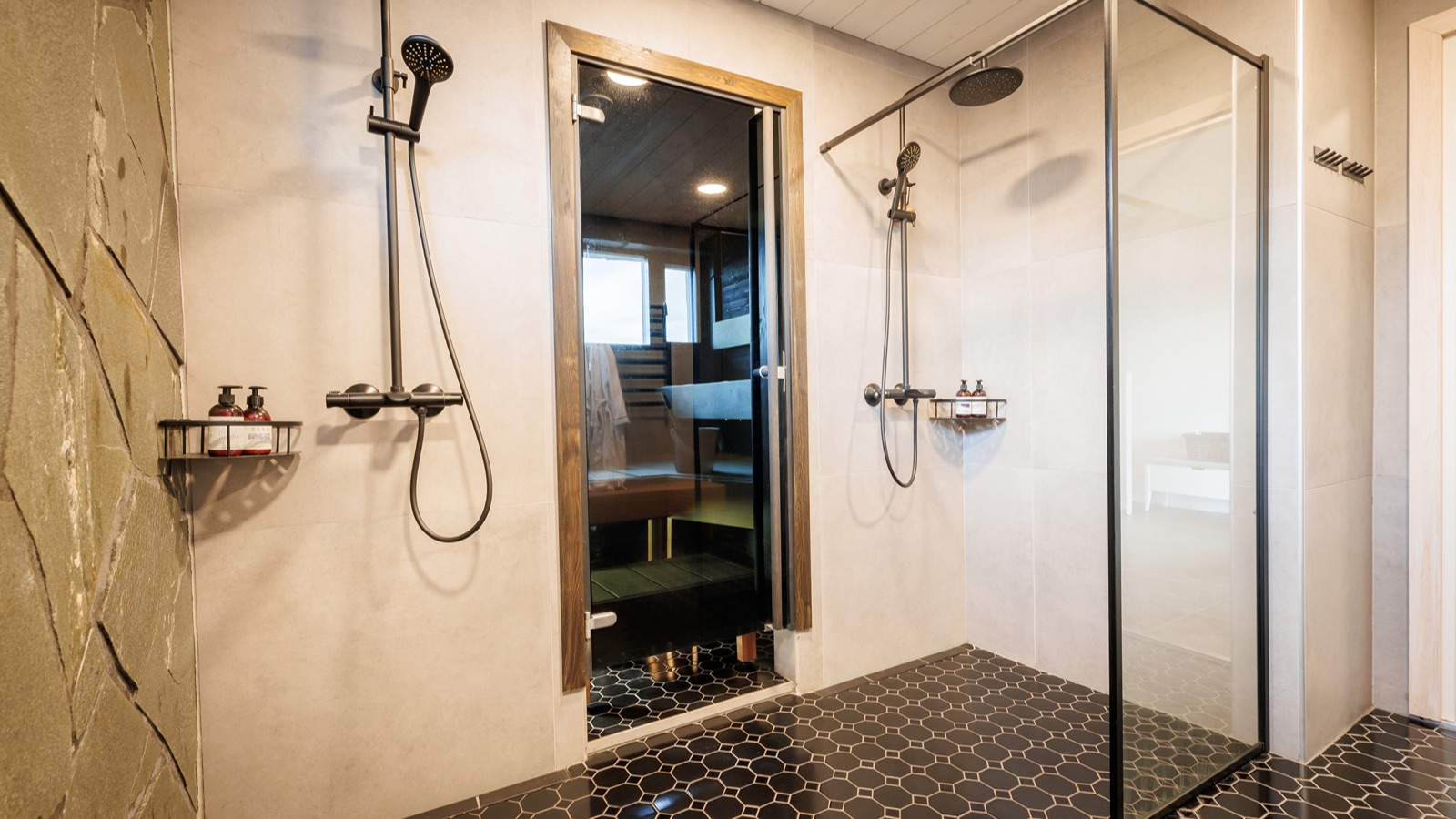 Luxury-Ski-Chalet-Levi-Villa-Panorama-Oxford-Ski-Bathroom2.jpg