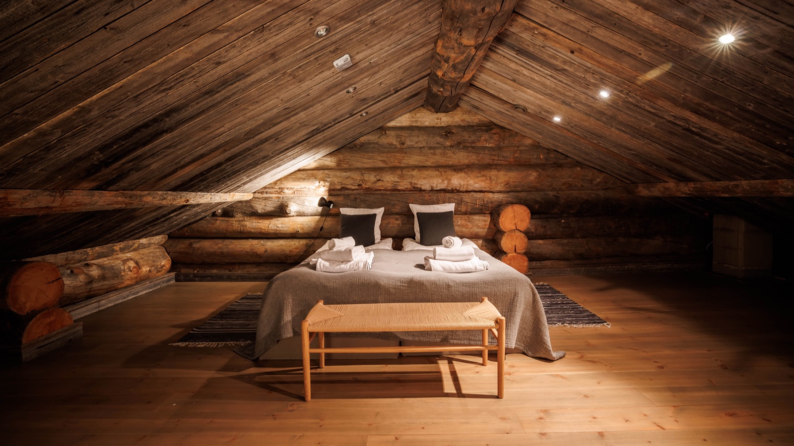 Luxury-Ski-Chalet-Levi-Villa-Snowfall-Oxford-Ski-Bedroom13.jpg