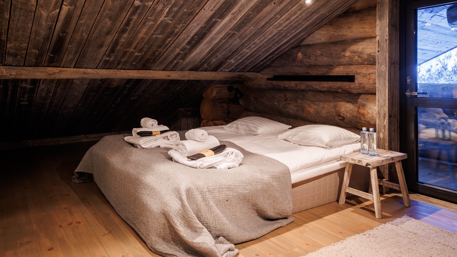Luxury-Ski-Chalet-Levi-Villa-Snowfall-Oxford-Ski-Bedroom16.jpg