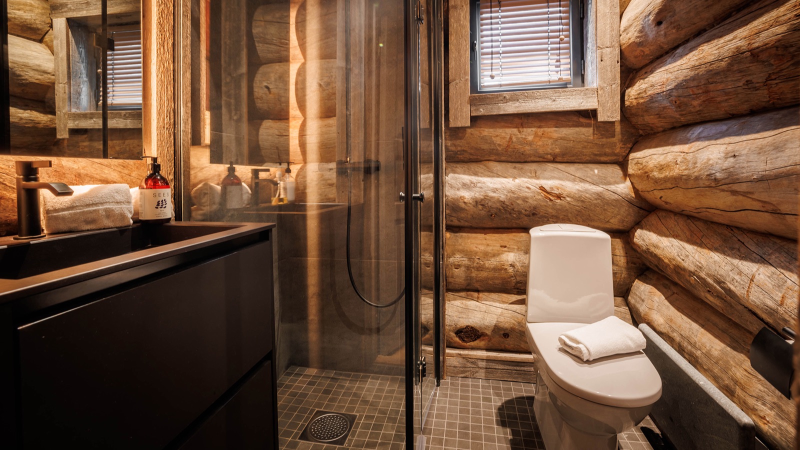 Luxury-Ski-Chalet-Levi-Villa-Snowfall-Oxford-Ski-Bathroom9.jpg