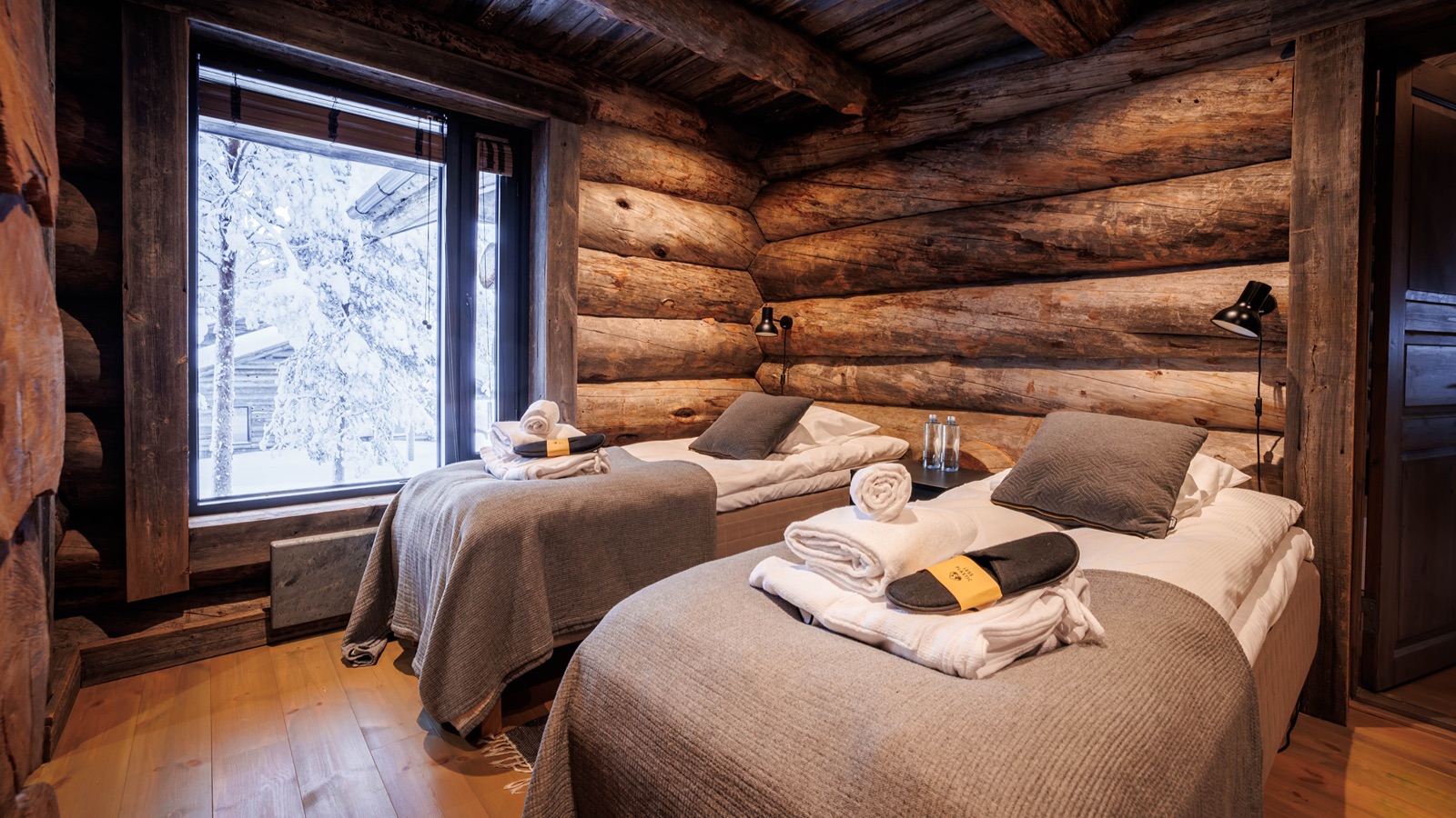Luxury-Ski-Chalet-Levi-Villa-Snowfall-Oxford-Ski-Bedroom20.jpg