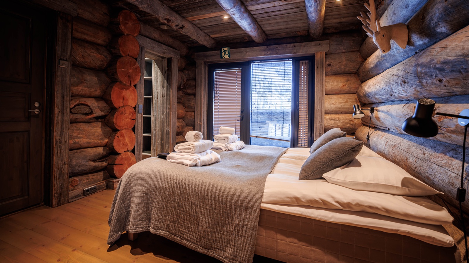 Luxury-Ski-Chalet-Levi-Villa-Snowfall-Oxford-Ski-Bedroom25.jpg