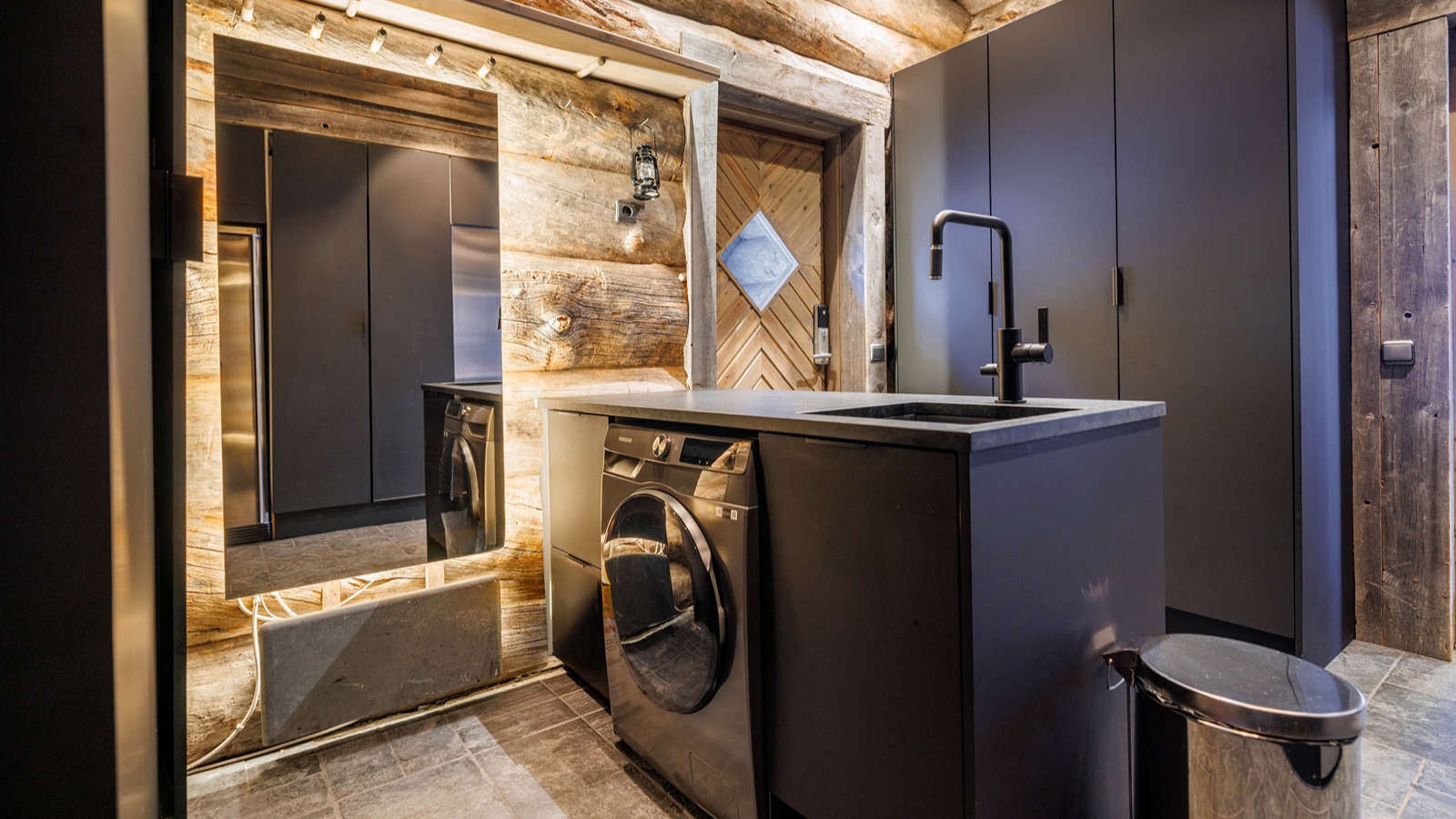 Luxury-Ski-Chalet-Levi-Villa-Snowfall-Oxford-Ski-Bedroom30.jpg