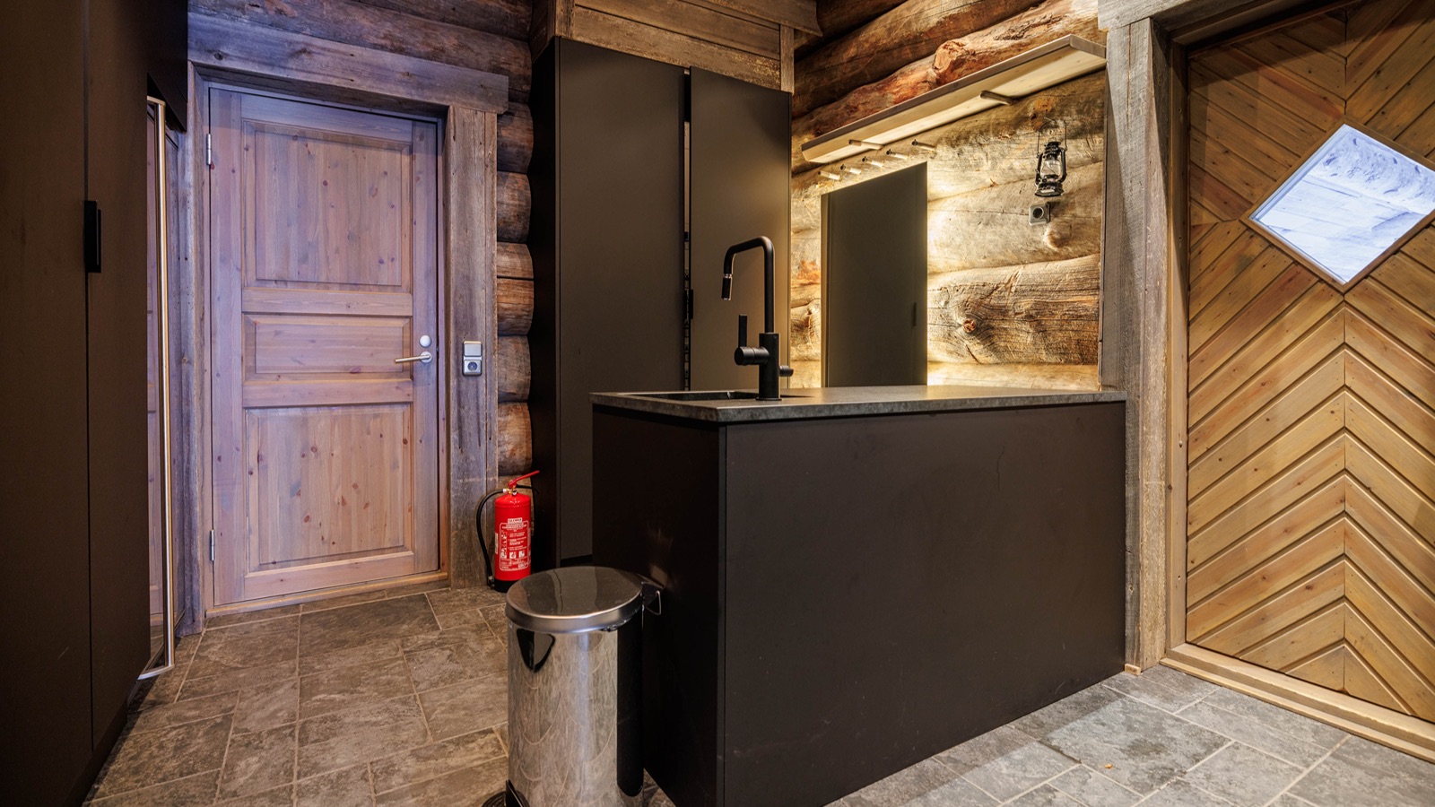 Luxury-Ski-Chalet-Levi-Villa-Snowfall-Oxford-Ski-Bedroom31.jpg