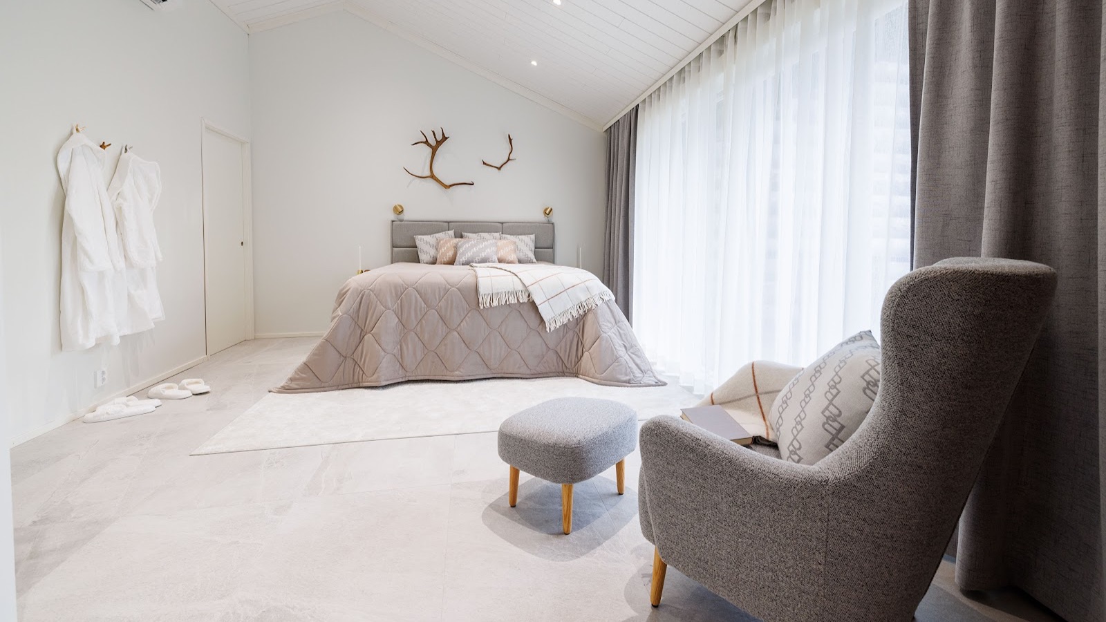 Luxury-Ski-Chalet-Levi-Villa-Frost-Oxford-Ski-Bedroom7.jpg