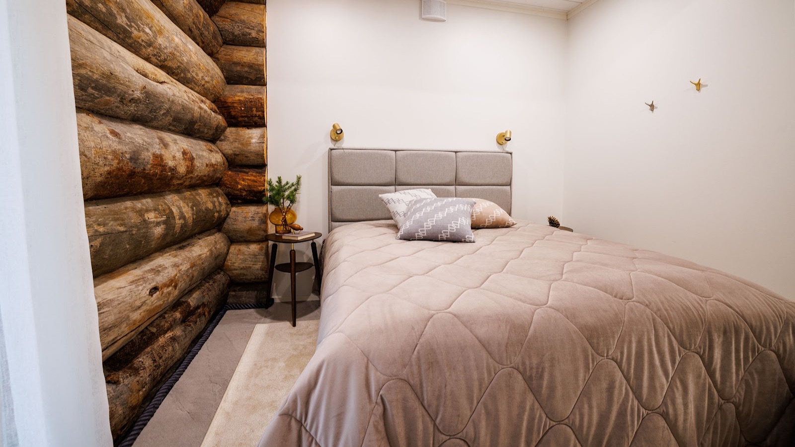 Luxury-Ski-Chalet-Levi-Villa-Frost-Oxford-Ski-Bedroom8.jpg