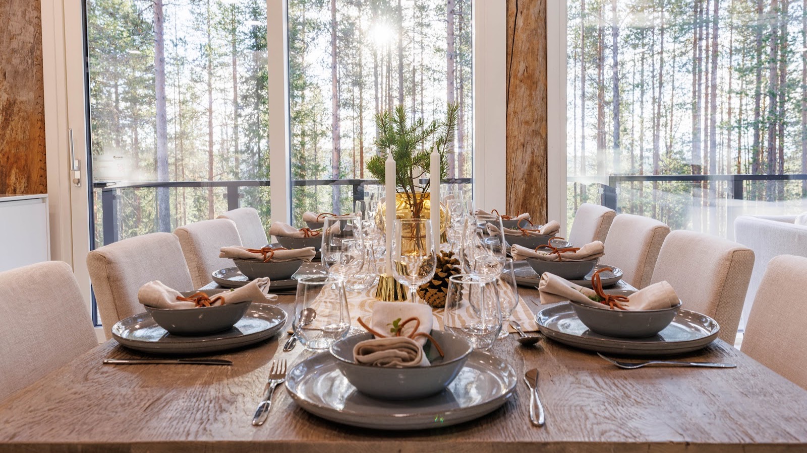 Luxury-Ski-Chalet-Levi-Villa-Frost-Oxford-Ski-Dining6.jpg