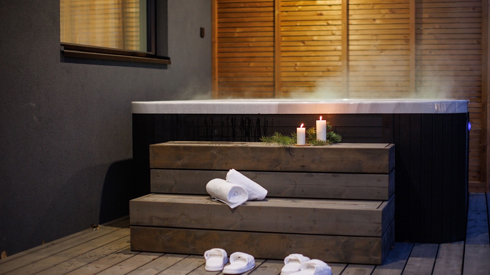 Luxury-Ski-Chalet-Levi-Villa-Frost-Oxford-Ski-Hot-Tub.jpg