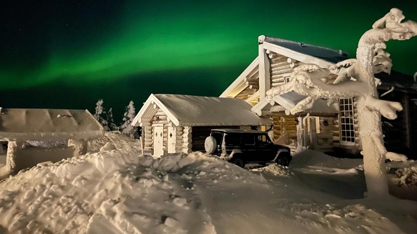 Luxury-Ski-Chalet-Levi-Villa-Fort-Aurora-Oxford-Ski-Northern-Lights.jpg