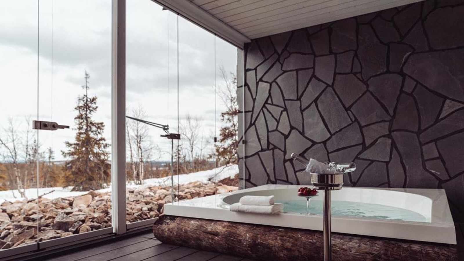 Luxury-Ski-Chalet-Levi-Villa-Fort-Aurora-Oxford-Ski-Hot-Tub.jpg
