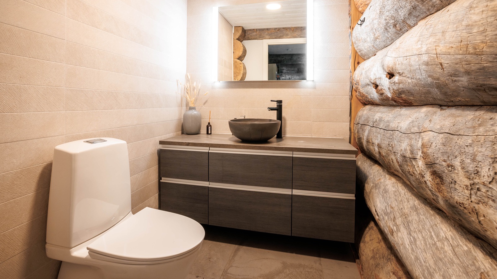 Luxury-Ski-Chalet-Levi-Villa-Fort-Aurora-Oxford-Ski-Bathroom.jpg