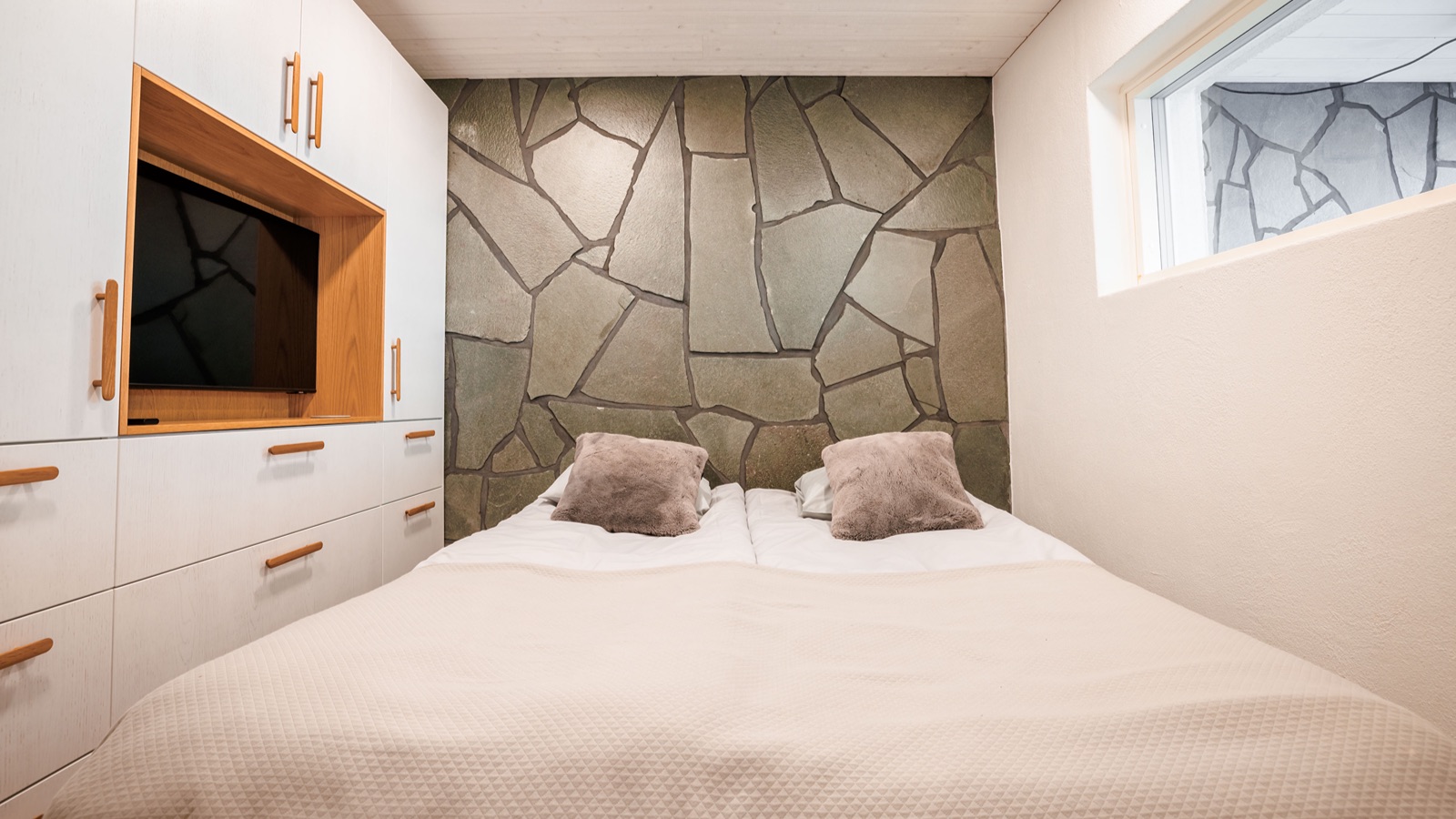 Luxury-Ski-Chalet-Levi-Villa-Fort-Aurora-Oxford-Ski-Bedroom19.jpg