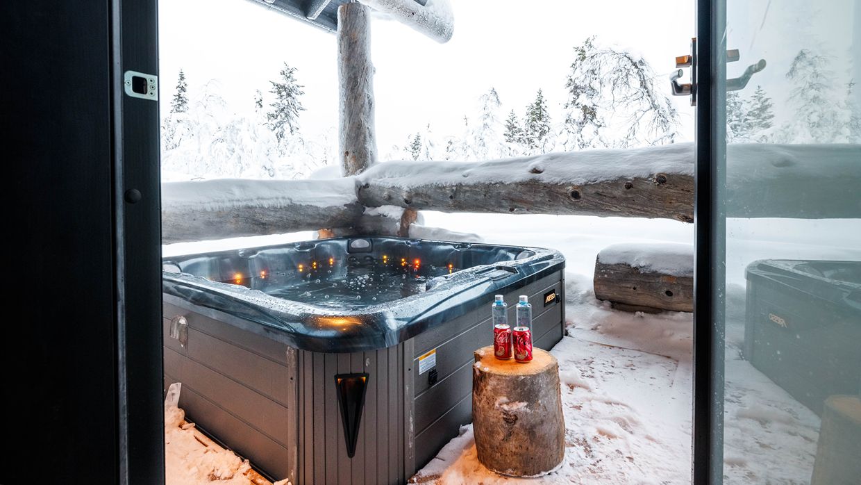 Luxury-Ski-Villa-Finland-Villa-Pine-OSC-Jacuzzi (4).jpg
