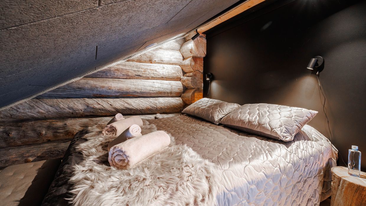Luxury-Ski-Villa-Finland-Villa-Pine-OSC-Bedroom-Loft (2).jpg