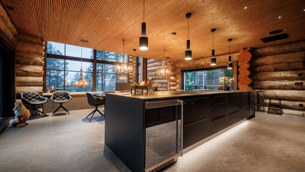 Luxury-Ski-Villa-Levi-Finland-VillaSilverpine-OSC-Kitchen (2).jpg