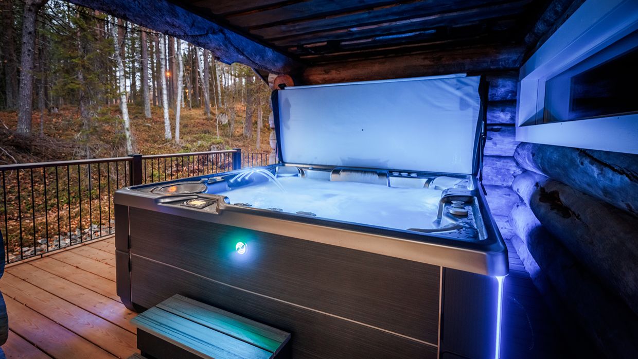 Luxury-Ski-Villa-Levi-Finland-VillaSilverpine-OSC-Jacuzzi.jpg