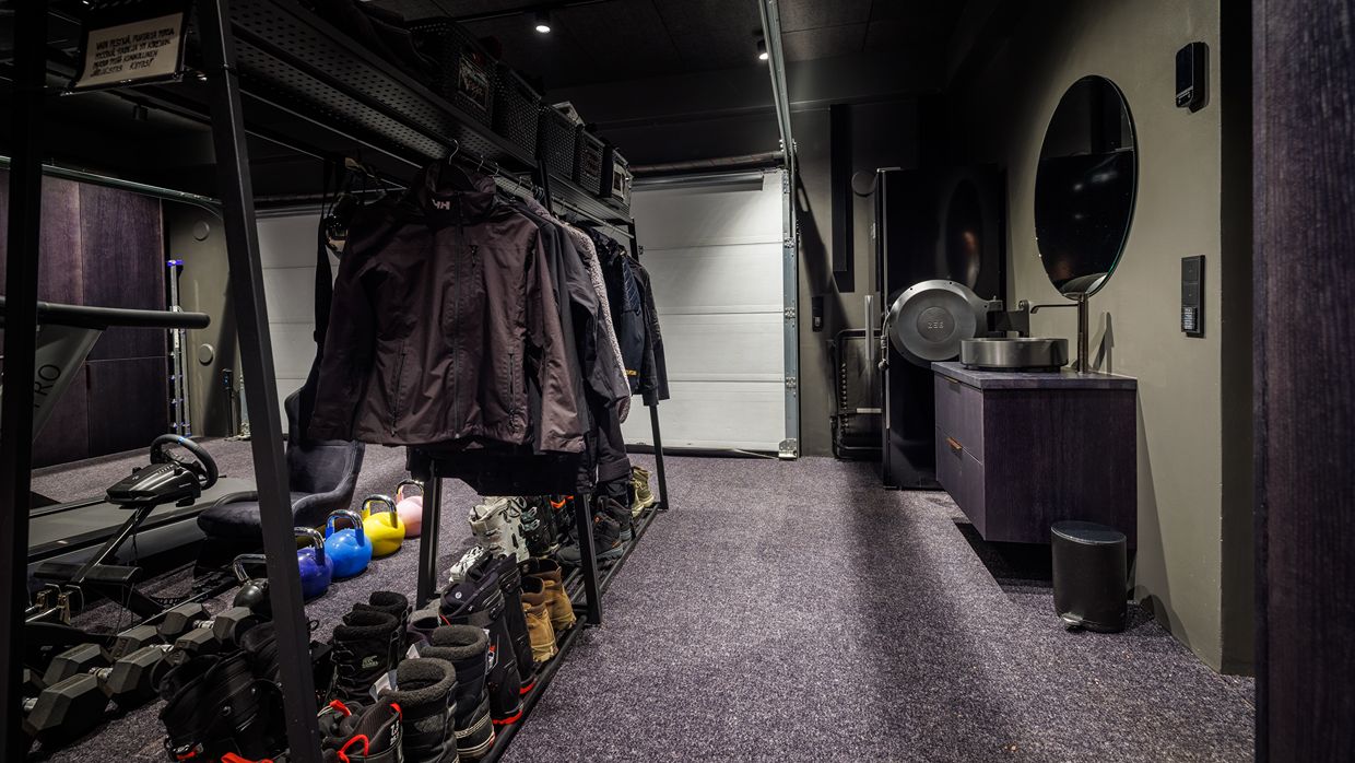 Luxury-Ski-Villa-Levi-Finland-VillaSilverpine-OSC-Garage.jpg