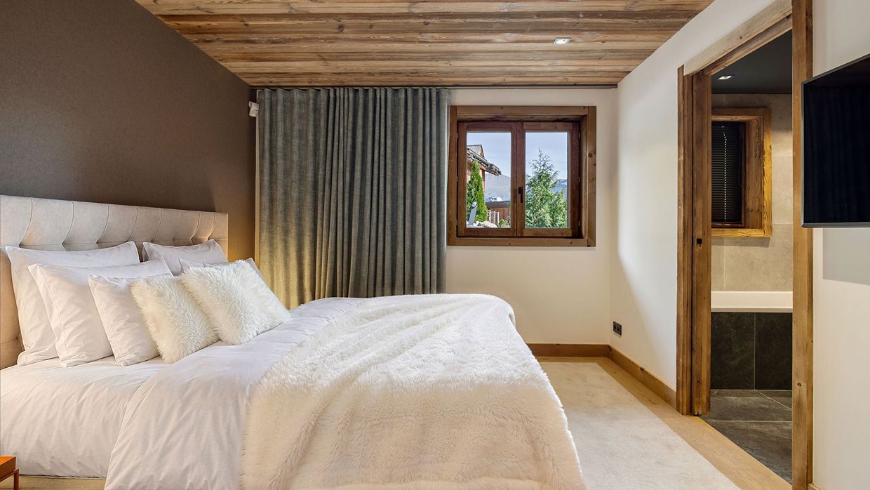 Luxury-Ski-Chalet-Courchevel1850-Carcentina-OSC Bedroom (2).jpg