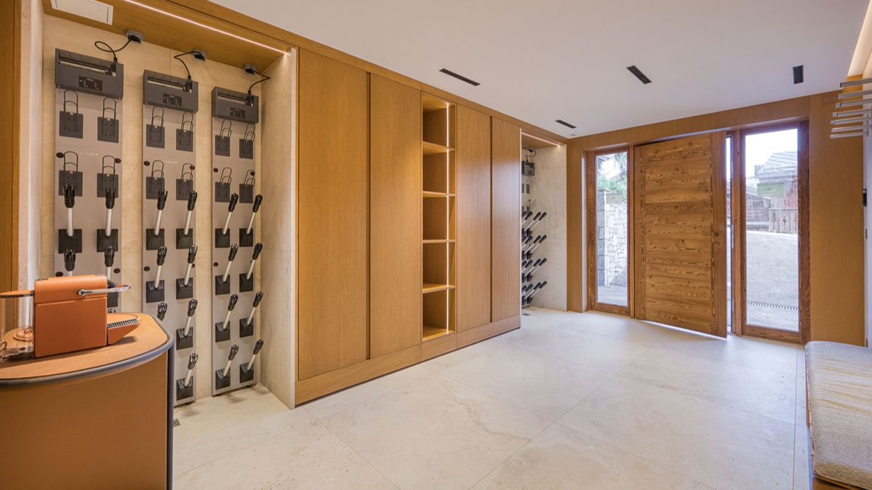 Luxury-Ski-Chalet-Courchevel1850-Eylia-OSC--Ski room.jpg